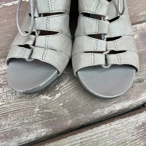 Clarks size 8.5 Collection Sandals heels comfort Leather Cutout Grey women's - Picture 4 of 7